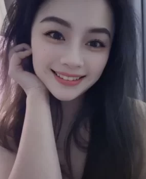 笑容甜美床上很媚