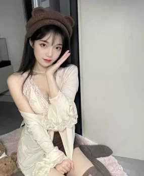 深圳极品真实本人清纯反差骚货