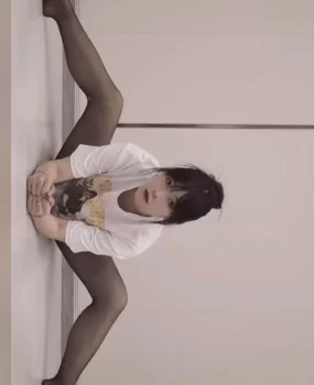 修长美腿少女会一字马劈开双腿迎接大炮