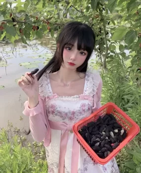 乡村姑娘刚进城给你摘点桑葚补补肾无套路