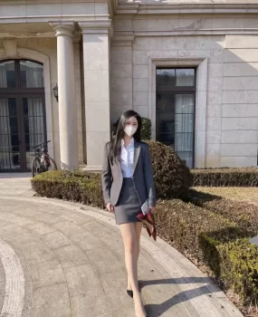 性感光亮丝房产女销售颜值高业绩差兼职