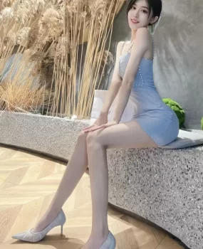身材匀称苗条公司前台接待礼仪小姐姐
