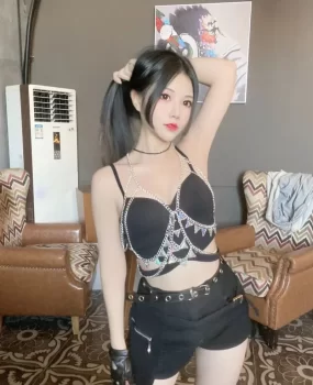 婚庆店给人化妆的一极品性感黑丝化妆女神下班兼