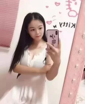 身材苗条小姑娘