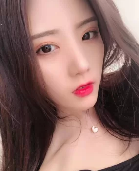 验证美腿妞，喜欢黑丝腿的可以体验去，36D的奶子