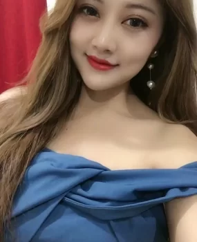 可以走后面。玩得很开的小姐姐