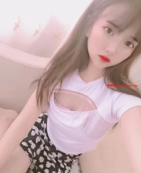 操了个气质女神，粉红粉嫩多汁，很乖很配合