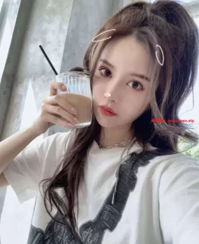 身材火辣小模特，性欲满满很敏感，轻轻挑逗一下就让我不停日她