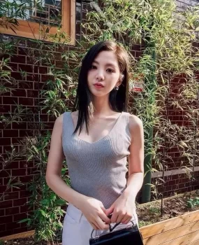 湖州靓丽模特，性感美乳莞服一条龙